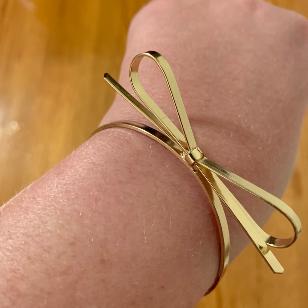 Gold bow bracelet - Picture 2 of 2